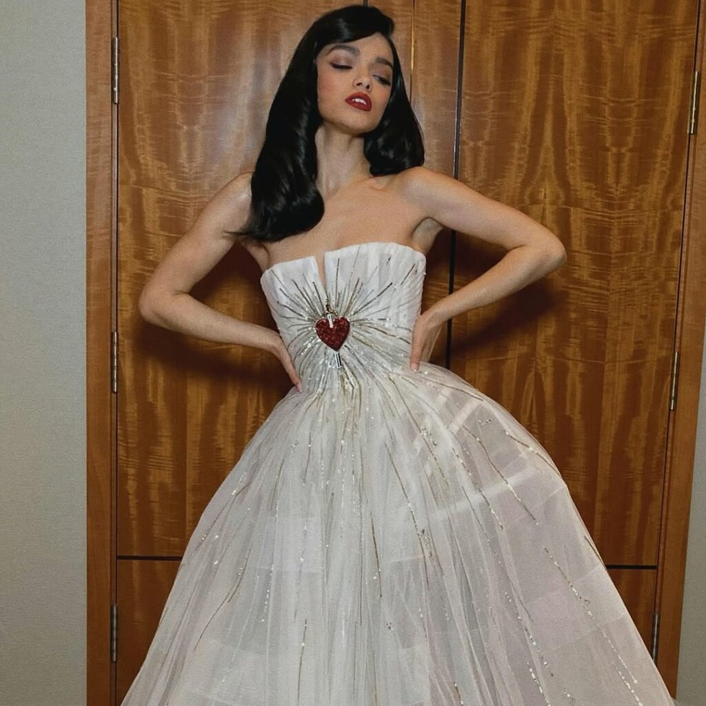 Rachel Zegler at the Snow White premiere white dress with heart shaped pin