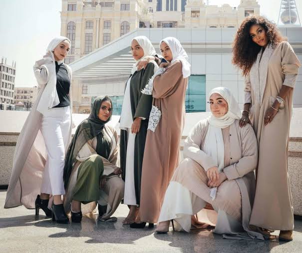 Middle Eastern fashion group of middle easter women 