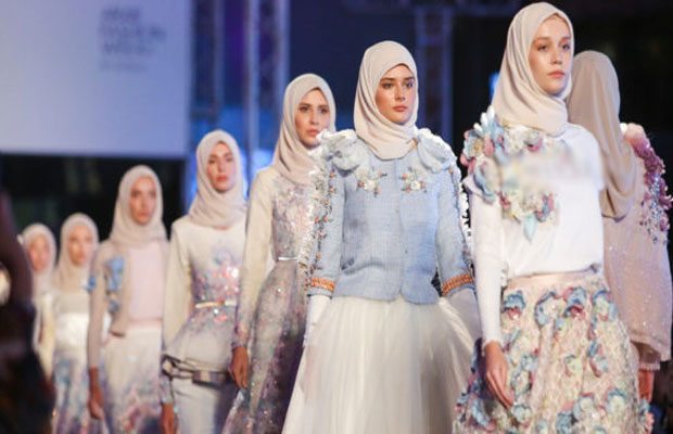 Models in white Middle Eastern fashion