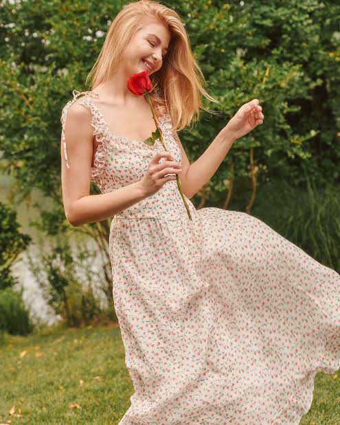 Summer Fashion Trends girl in floral sun dress