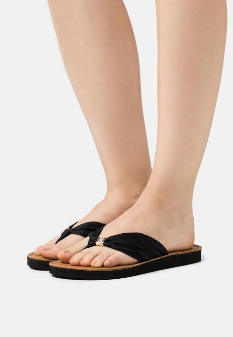 top 10 shoe trends black flip flops