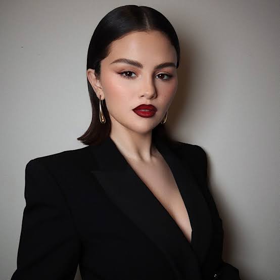 makeup trends slicked hair and sharp lipstick 