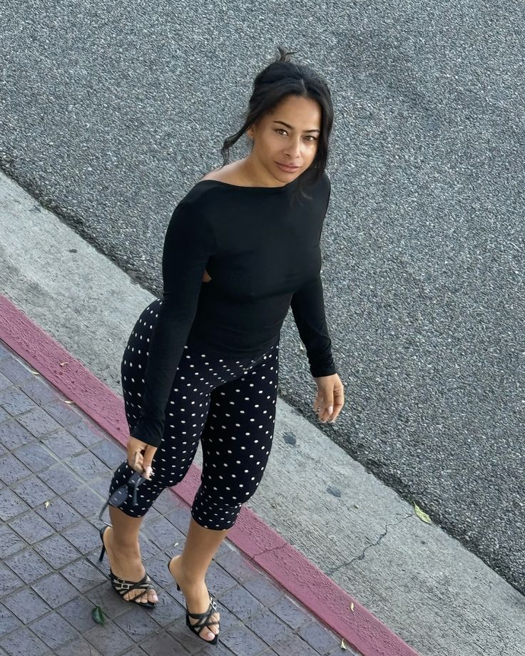 Polka dot capri pants featired image