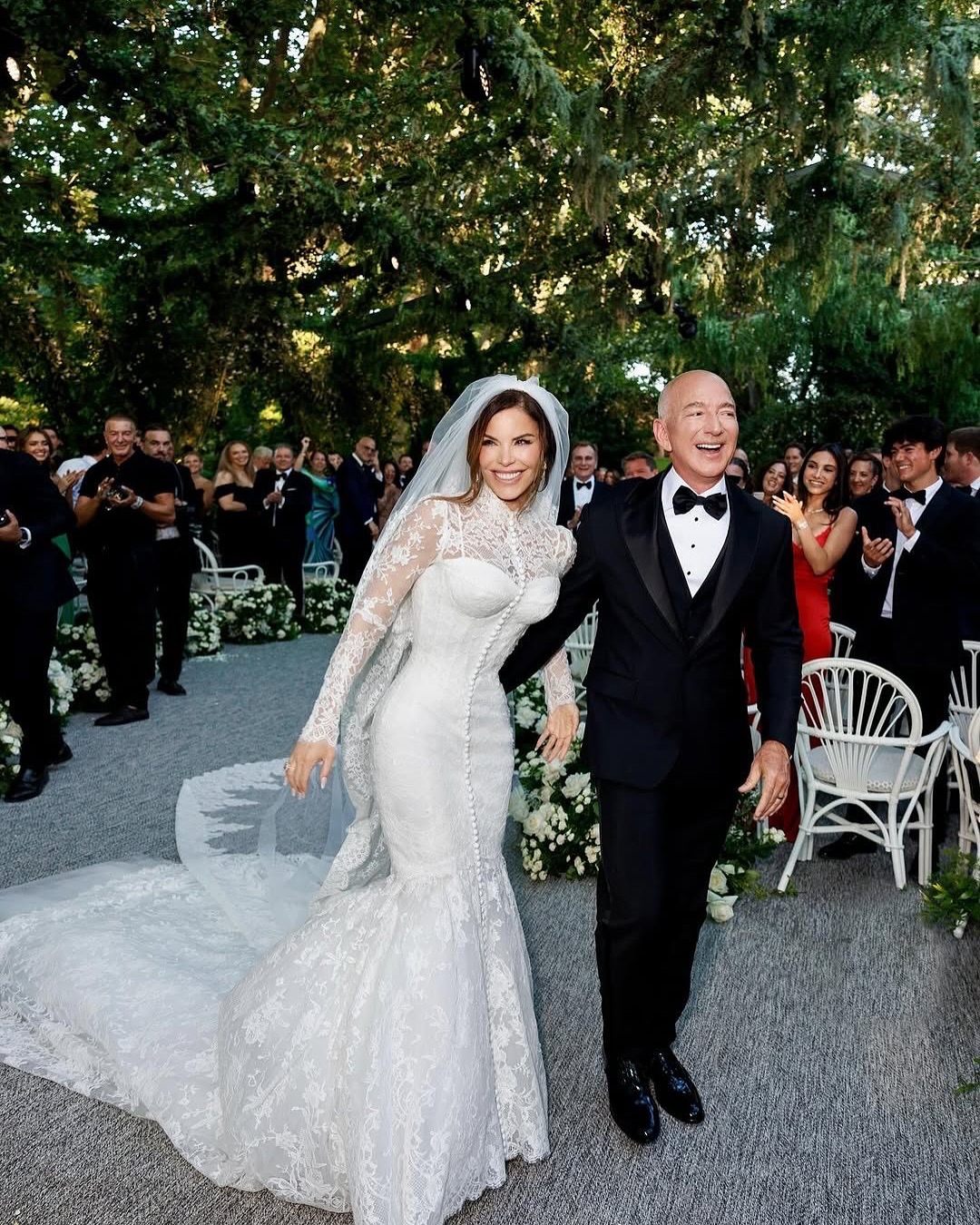 Lauren Sánchez arrived in Venice for her wedding to Jeff Bezos, dressed beautifully in a vintage Dolce & Gabbana gown.