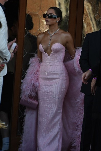 Khloé Kardashian wore a Tamara Ralph couture candy pink liquid sequin gown with an ostrich feather cape to Jeff Bezos and Lauren Sanchez’s wedding