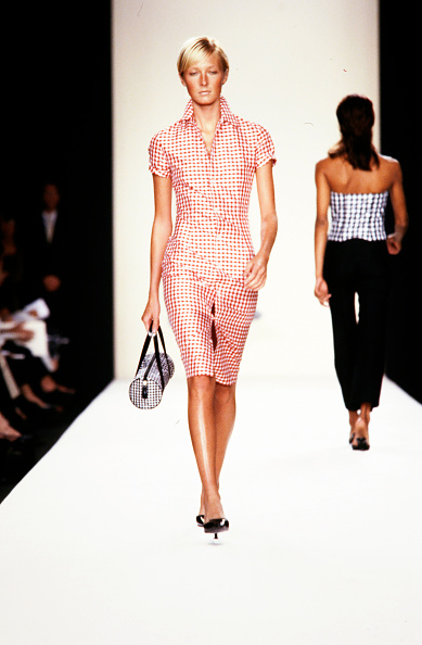 Maggie Rizer walks down the runway for Ralph Lauren’s Spring 2000 ready-to-wear collection, wearing the same red and white plaid silk shirt Olivia Rodrigo wore at the 2025 Wimbledon Championships.