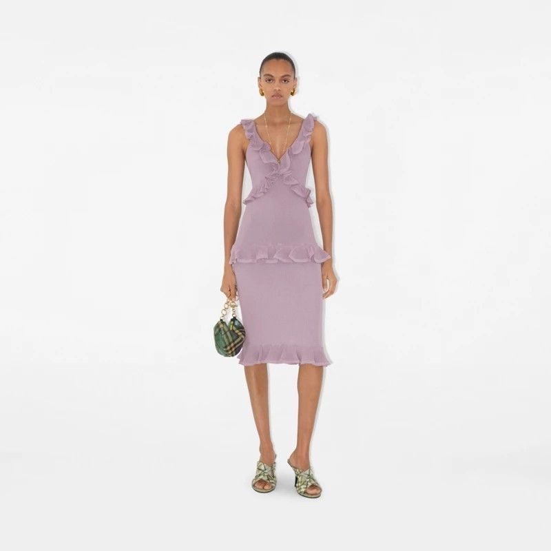 featured a lilac sleeveless V-neck ruffled silk midi dress worn by Rosie Huntington-Whiteley at the 2025 Wimbledon Championship.