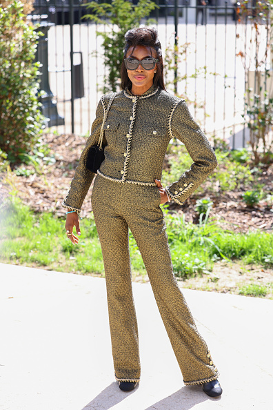 Naomi Campbell in a tweed suit for Chanel Haute Couture’s Fall/Winter 2025/2026 catwalk show.