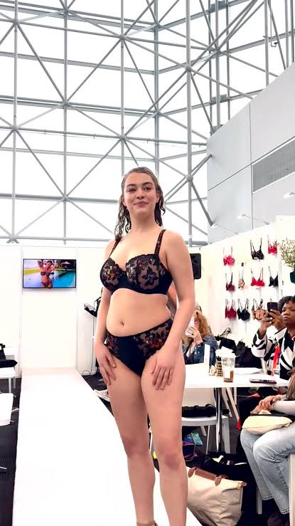 Curve Montreal 2025 - black lace lingerie