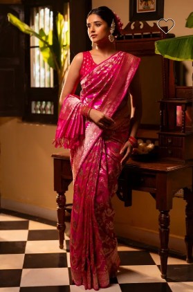 woman wearting Banarasi saree pink