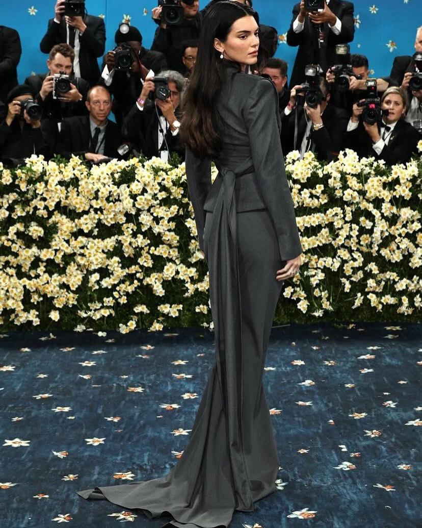 Kendall Jenner attended the 2025 Met Gala dressed in a vintage Torishéju suit set inspired by 1920s Harlem Renaissance women and Gladys Bentley’s unwavering menswear interpretation.