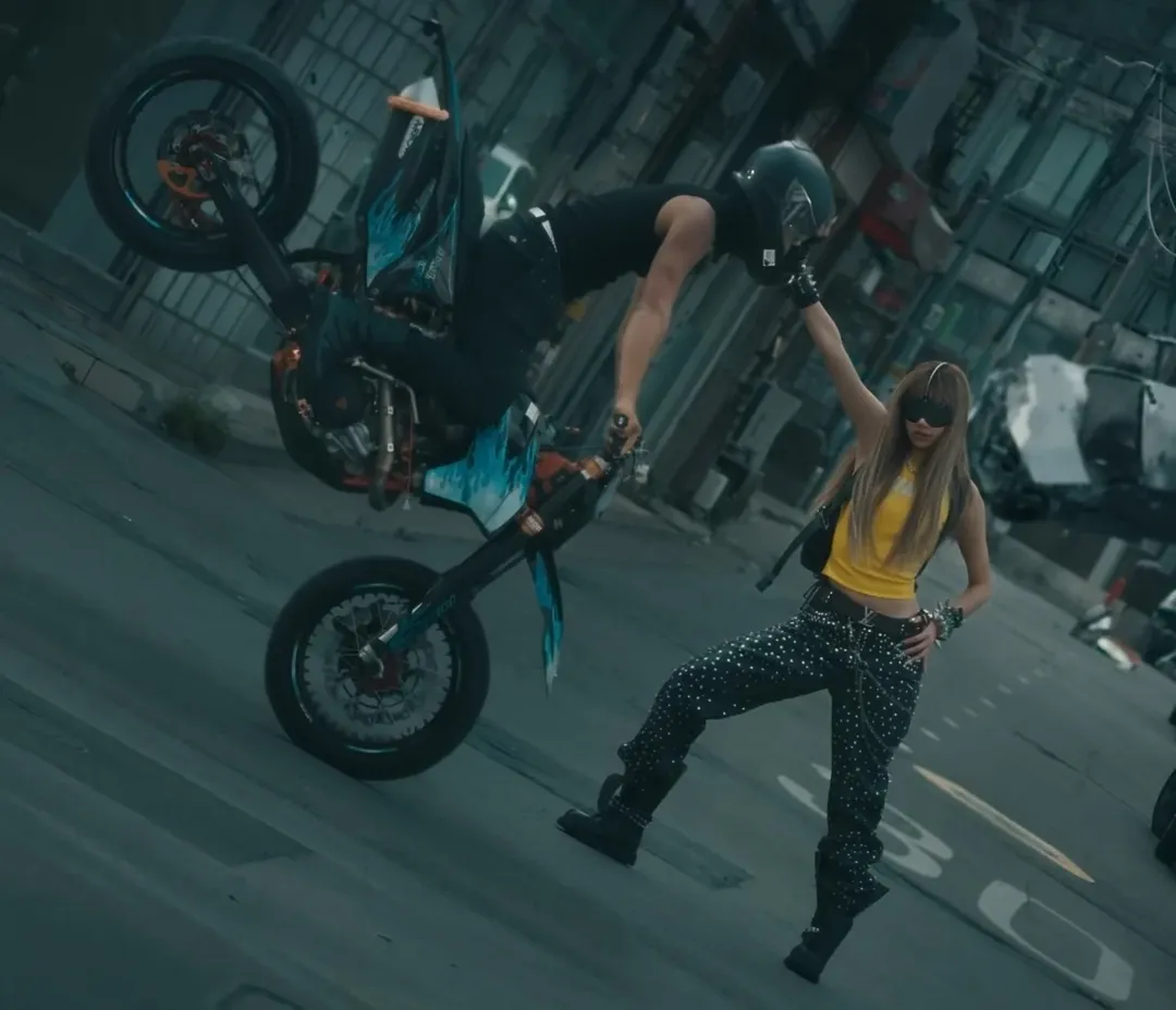 Blackpink Lisa’s Edgy Style Choice 2