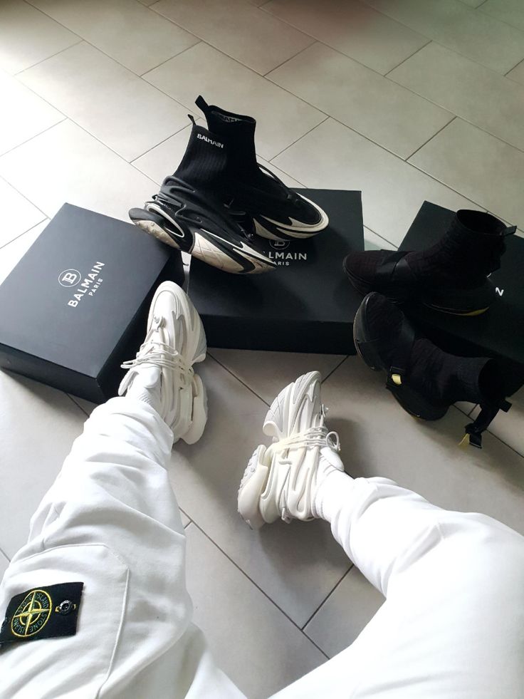 sneaker trends replacing sandals white and balck sneakers