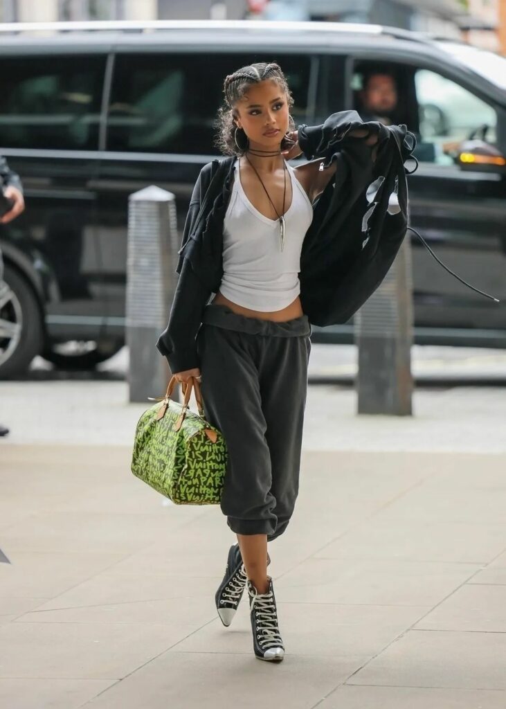 beautiful model carrying a Slouchy bag