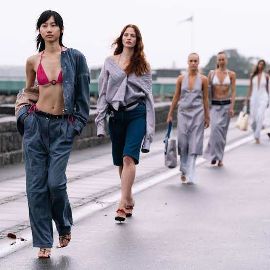 5 models in street scene 