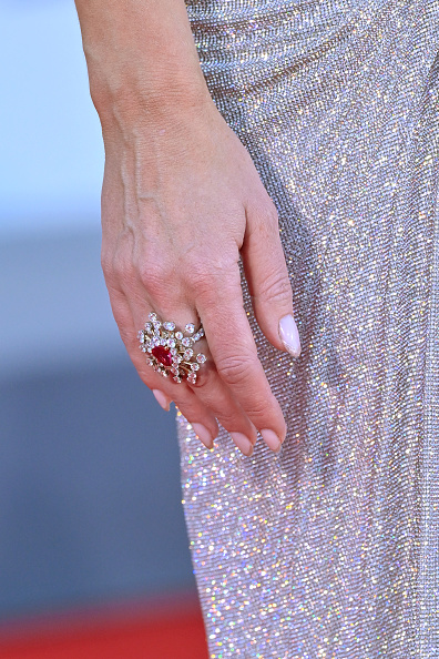 Emily Blunt, a British actress, wore the Tiffany & Co. Ray of Light ring on the red carpet for “The Smashing Machine” at the 82nd Venice International Film Festival.