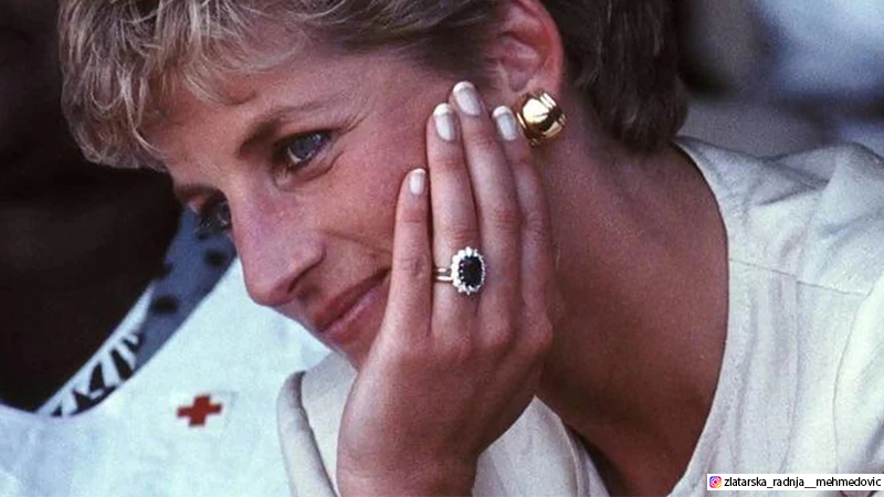Princess Diana wearing her engagement ring