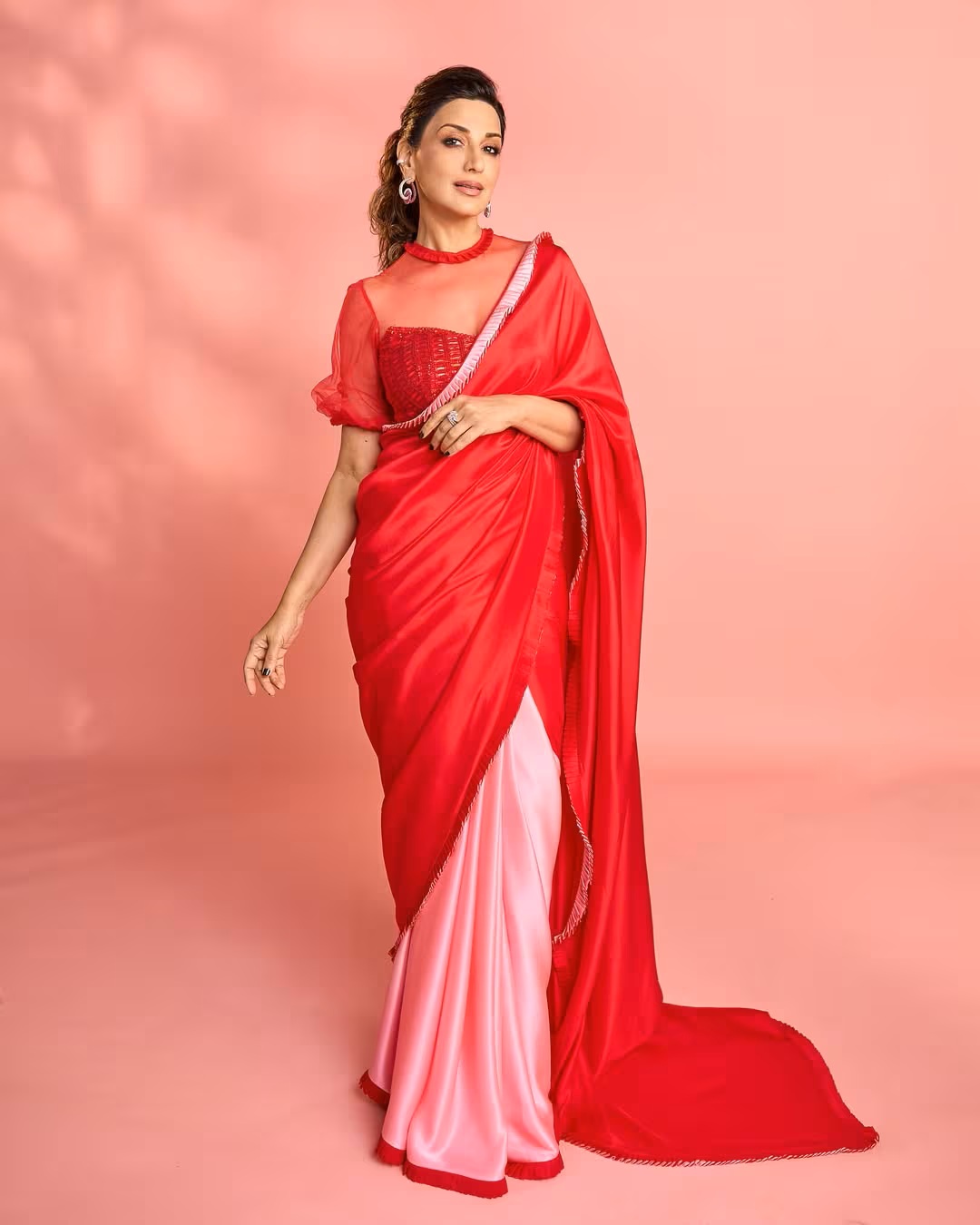 Sonali Bendre – Dual-Toned Red Chiffon Saree