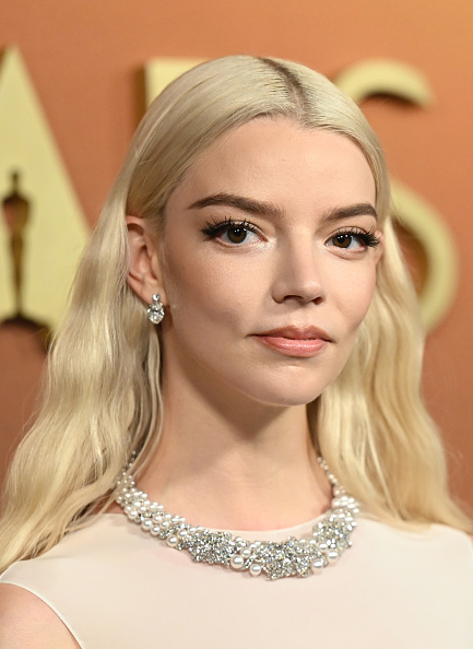 Anya Taylor-Joy wearing a Tiffany & Co. 12-carat diamond earrings and a necklace made of platinum and 18k gold, decorated with Akoya pearls.