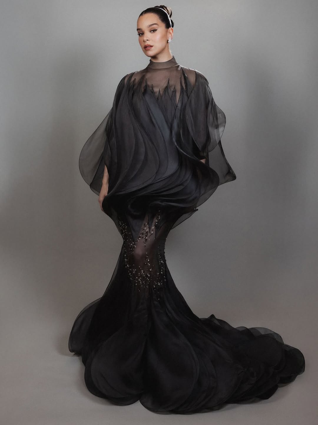 At the 16th Governors Awards, Hailee Steinfeld exuded sophistication in a Stéphane Rolland couture organza gown.