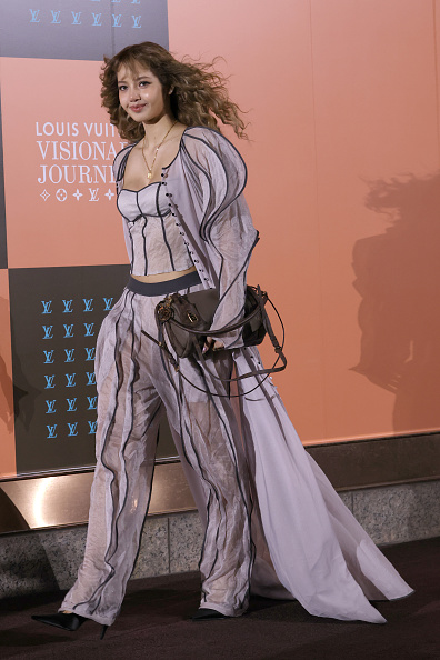 BLACKPINK Lisa arrives at the Louis Vuitton Visionary Journeys event in Seoul, wearing a three-piece piping ensemble.